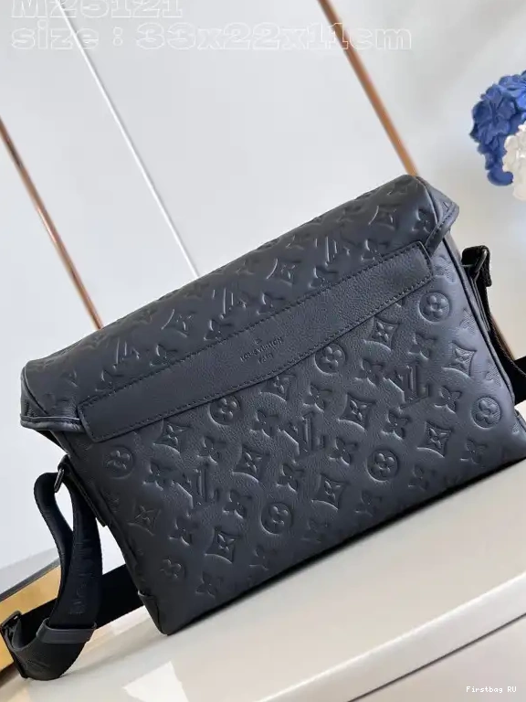 First bag ru Voyager LOUIS Messenger PM-33*22.5*11CM VUITTON 0611